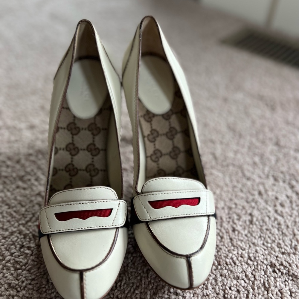 Authentic Vintage Gucci Lifford Penny Loafer Pumps with Classic Ribbon. - Picture 5 of 9